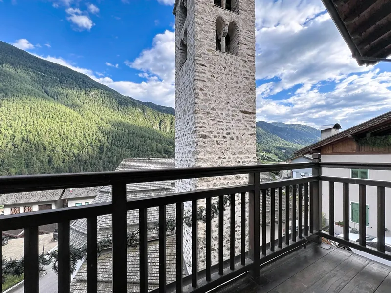 Il balcone dell’immobile dell’open house in Val di Sole