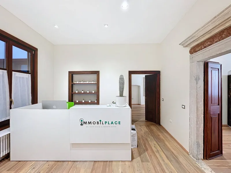 L’ingresso dell’agenzia Immobilplace di Trento